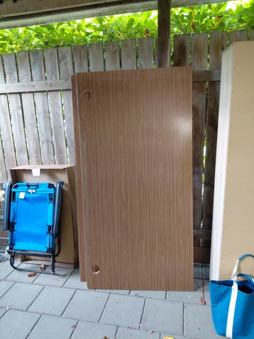 2 houten bureaubladen met kabeldoorvoer