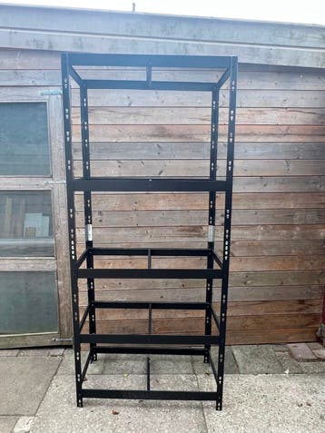 Gratis metalen stellingkast / opbergrek