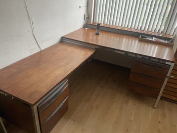 Gratis robuust hoekbureau met ladenblokken