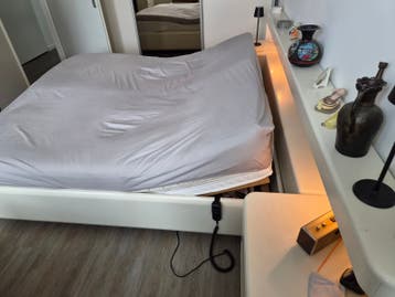 Gratis af te halen: Bedframe 180x200 cm, inclusief matrassen