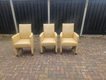Set van 3 beige leren eetkamerstoelen met wieltjes