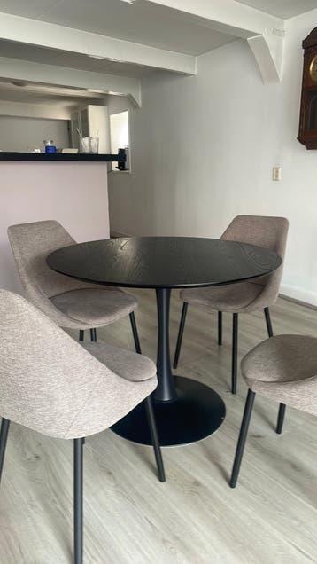 Eettafel met 4 stoelen GRATIS