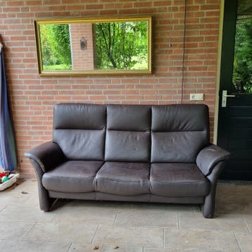 Comfortabele driezitsbank van bruin leer