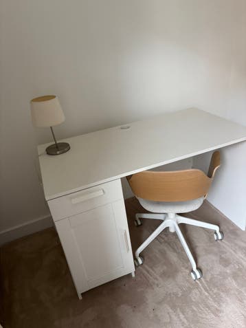 Ikea bureau en stoel. Gratis