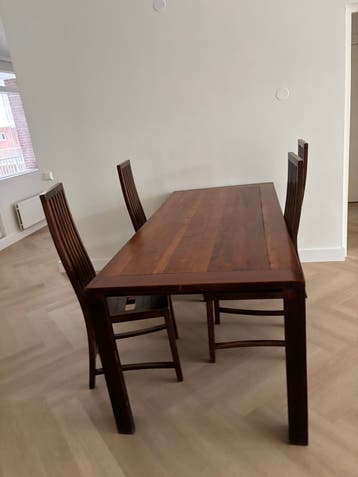 Mooeie houten tafel met vier stoelen