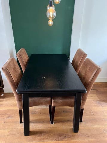 Uitschuifbare keuken- / eettafel (4 of 8 persoons)