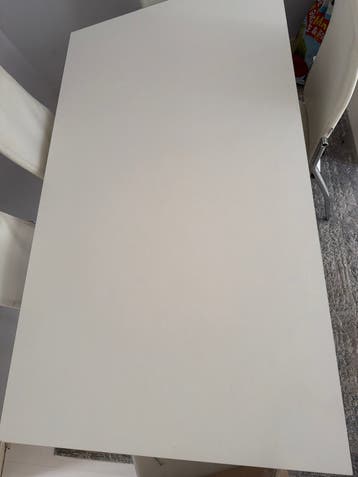 Witte tafel met chromen poten