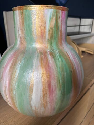 Lichte glazen vaas met goud, groen, roze, wit