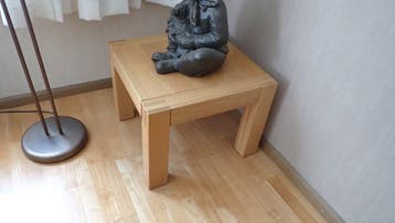 Gratis bijzet tafel licht eiken.