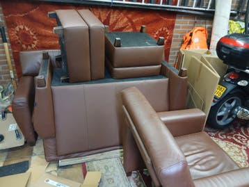 Gratis - Bruin skaileder bankstel (3-2-1 zit + 2 hockers)