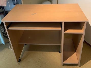 Gratis op te halen. Ikea bureautje verrijdbaar, houtkleur.