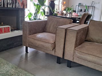 2x mooie stoelen.Weinig gebruikt.Stof/kunstleer....