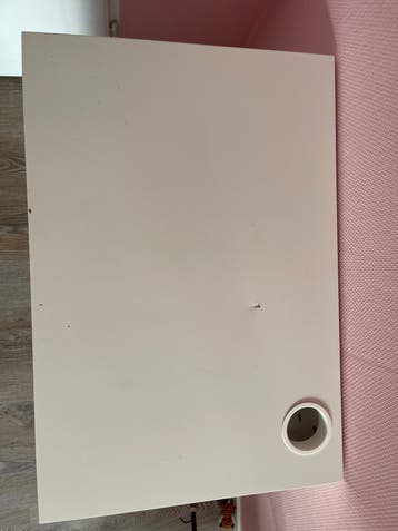 Wit bureau met lade en kabeldoorvoer