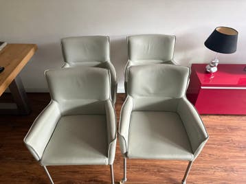 4 leren stoelen op wieltjes