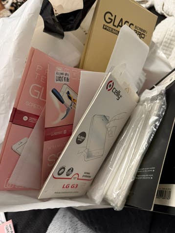 GRATIS 300 stuks hoesjes en screenprotectors iphone samsung