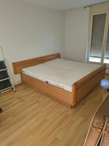 GRATIS bed!! Houten bed+ matrassen + nachtkastjes + spiegel