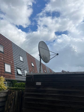 Grote schotelantenne met paal en bevestiging