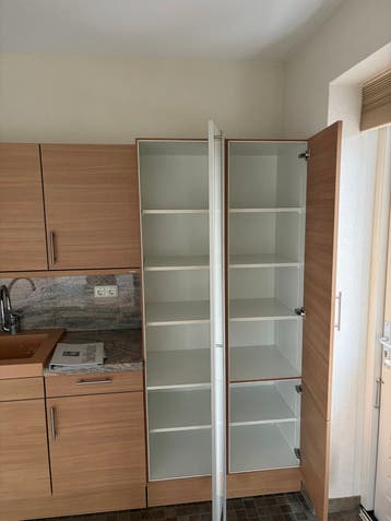 Moderne hoekkeuken met granieten blad en apparatuur