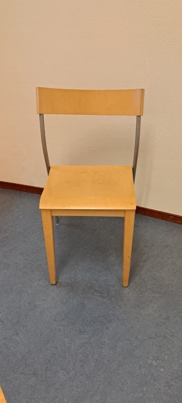 Licht grenen stoelen gratis op te halen