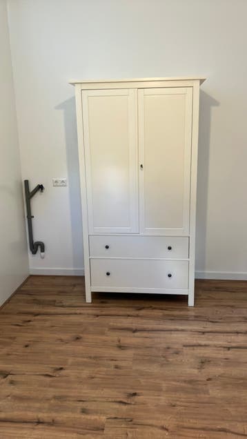 Witte kledingkast