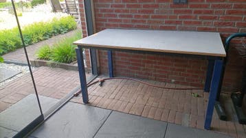Stevige (hobby) tafel met ijzeren onderstel & afwasbaar blad