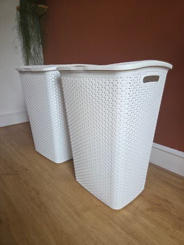 Twee witte wasmanden