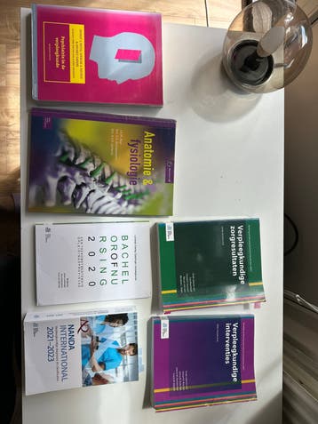 Verschillende boeken voor de opleiding verpleegkunde