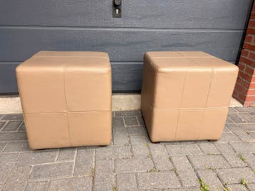 GRATIS AF TE HALEN!! 2 imitatie leren poefjes taupe kleur
