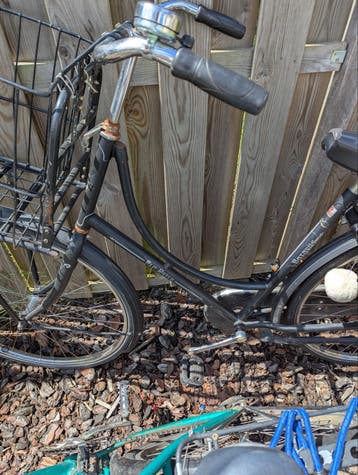 Twee fietsen. Opknappers.