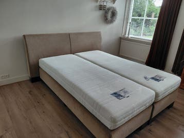 Boxspring 160 cm. x 210 cm. incl. hoofdbord en 2 matrassen