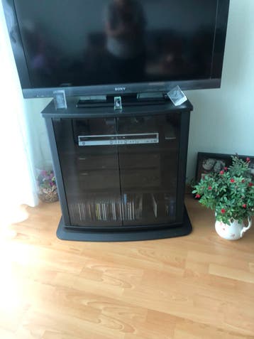 Gratis Tv kastje met glazen deuren