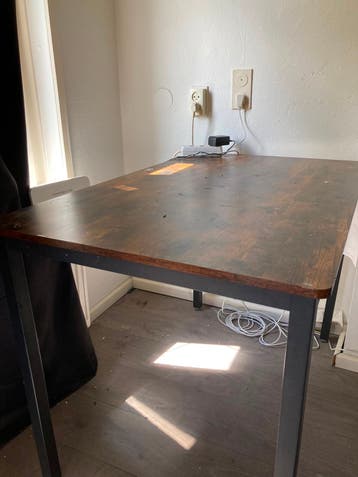 Houten eetset met zwart metalen poten en 2 bankjes