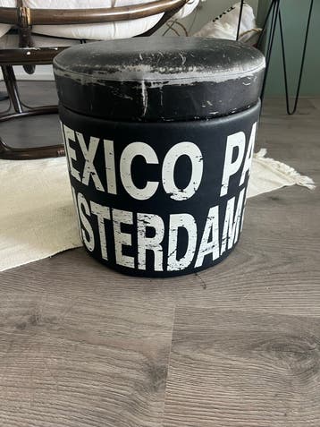 Zwarte poef met stadsnamen