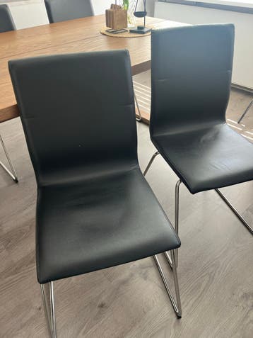 Zes zwarte IKEA stoelen