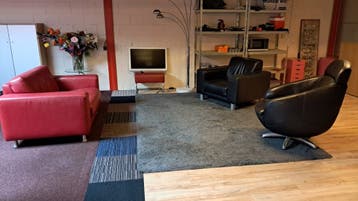 Gratis af te halen: 2 zwarte fauteuils + 1,5-zitsbank rood