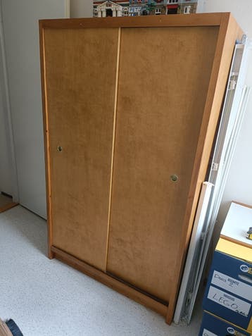 Gratis, houten kastje met schuifdeuren.