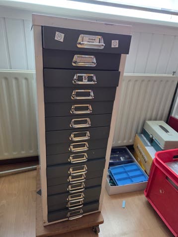Vintage ladenblok/archiefkast met 14 laden