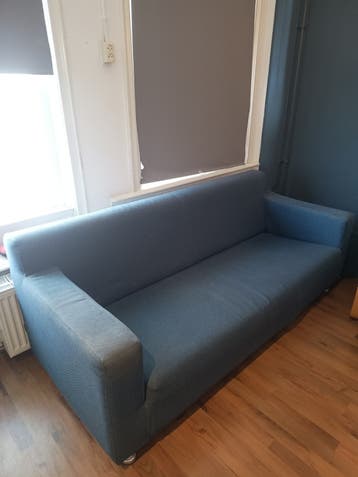 Blauwe stoffen bank