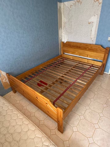 Gratis ophalen: Houten bed met lattenbodem 140 x 200