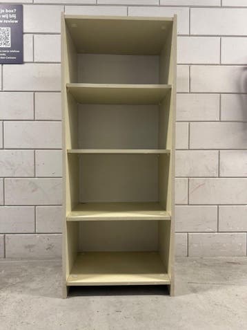 Oude beige boekenkast