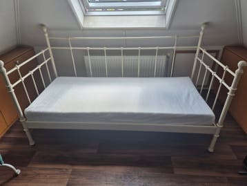 Gratis wit metalen bed inclusief matras