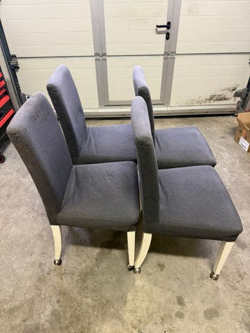 Gratis af te halen 4 eetkamer stoelen grijs.