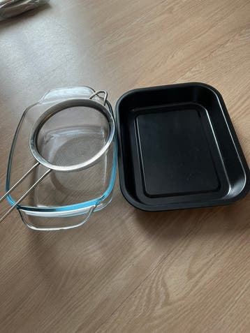 Glazen ovenschaal met zeef en bakplaat