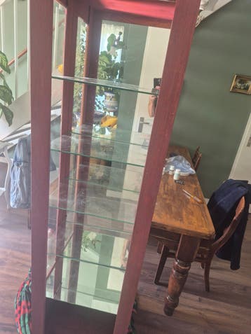 Slanke vitrinekast met glazen planken