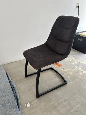 5 eetkamer stoelen. 2 zwarte en 3 bruine.