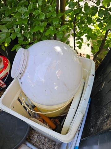 Gratis amstelveen, witte plastice bol voor in de tuin