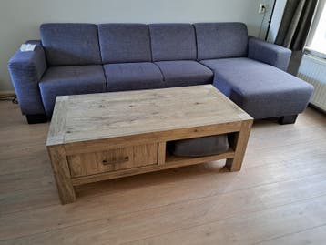 Mooie salontafel met handige lade, lichte beschadiging