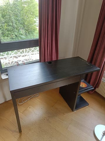 Klein zwart bureau gebruikt 200x50x75