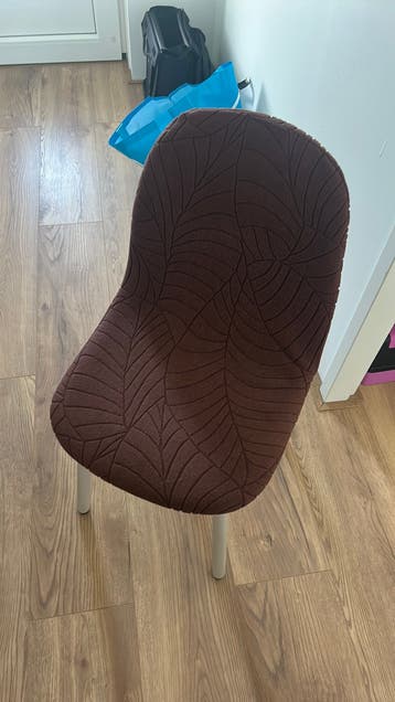 Beige stoelen met bruine hoes erom