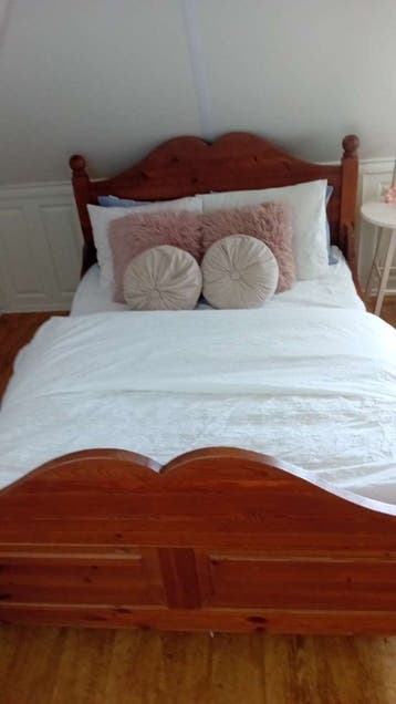 Tweepersoonsbed van hout, lat mist